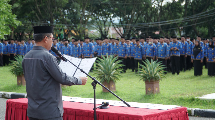 Bupati Gorut, Thariq Modanggu saat melantik PPPK Paruh Waktu. Foto: Adrian/Simpulindo
