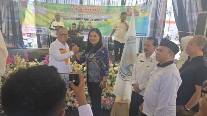 Bupati Gorontalo Utara, Thariq Modanggu, dan Dewi Sartika Pasande selaku salah satu pendiri Koperasi Cahaya Tambang. Foto: Istimewa