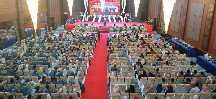 Ketua Yayasan Universitas Bina Mandiri, Dr Azis Rachman, MM, IPM saat menyampaikan sambutan. Foto: Simpulindo