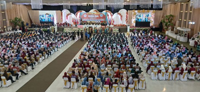 Para wisudawan/wisudawati bersama para orang tua wisudawan. Foto: Simpulindo