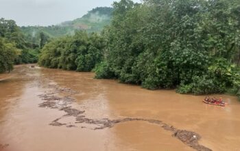 Tim SAR Gorontalo saat melakukan pencarian anak dan ibu yang hanyut. Foto: Dok. Istimewa