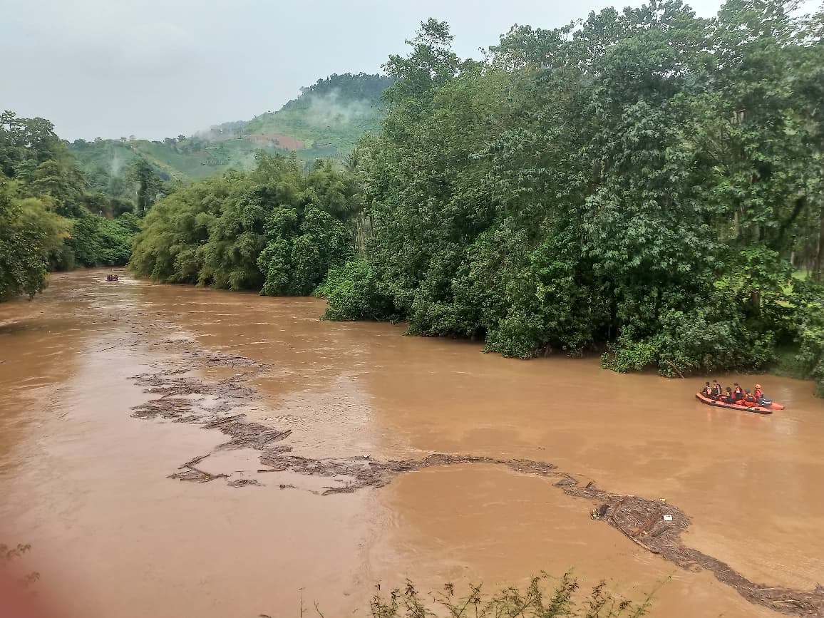 Tim SAR Gorontalo saat melakukan pencarian anak dan ibu yang hanyut. Foto: Dok. Istimewa
