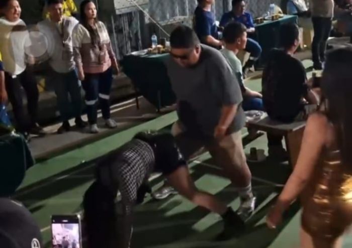 Parti perusahaan tambang di tentah momen banjir desa hulawa