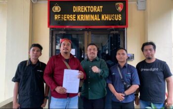 Kuasa hukum pelapor, Rongki Ali Gobel bersama para wartawan. Foto: Istimewa