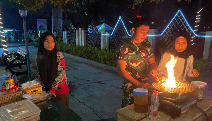 Tak Gengsi Berwirausaha, Anggota TNI Aktif Jual Bakso Bakar di Trotoar Kantor Bupati Gorut