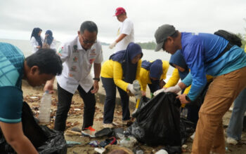 Bupati Thariq Pimpin Gerakan Mopoberesi Kambungu di Pantai Monano