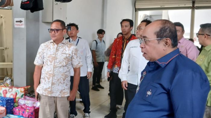 Ketua DPRD Kota Gorontalo, Irwan Hunawa dan Wali Kota Gorontalo saat meninjau ketersedian bahan pokok di pasar sentral. Foto: Simpulindo