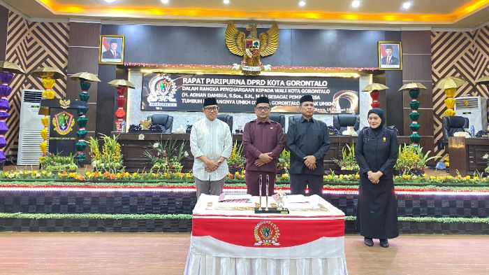 DPRD Kota Gorontalo menggelar rapat paripurna dalam rangka penghargaan kepada Wali Kota Gorontalo Adhan Dambea pemrakarsa tumbuh kembangnya UMKM di Kota Gorontalo. Foto: Simpulindo
