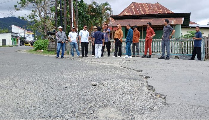 Peninjauan jalan rusak. Foto: Simpulindo