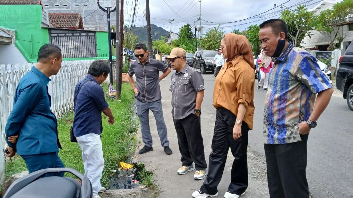 Peninjauan saluran yang kerap tersumbat dan menyebabkan banjir. Foto: Simpulindo