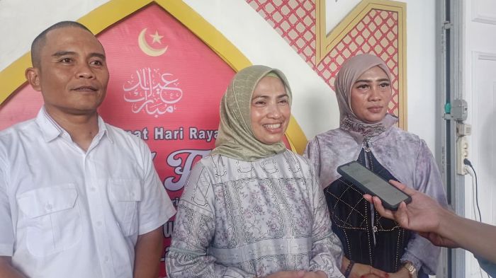 Anggota DPRD Provinsi Gorontalo, Meyce Camaru (Tengah). Foto: Simpulindo