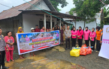Polsek Sumalata dan Bhayangkari Salurkan Bantuan untuk Korban Banjir di Biau
