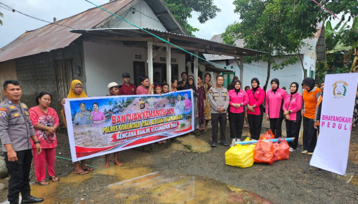 Polsek Sumalata dan Bhayangkari Salurkan Bantuan untuk Korban Banjir di Biau