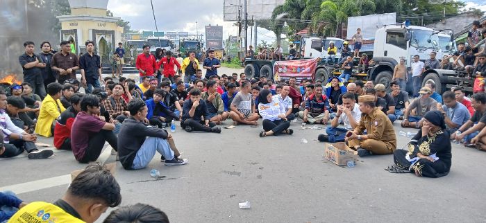 Aliansi Mahasiswa Peduli Energi Saat Menunggu Kedatangan Wakil Gubernur Gorontalo. Foto: Simpulindo