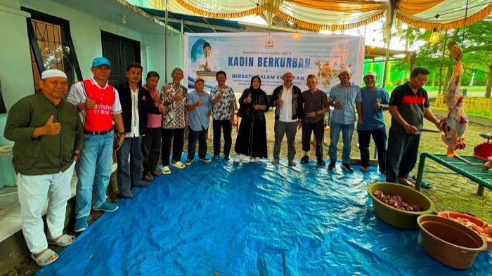 Jajaran pengurus KADIN Provinsi Gorontalo, mengabadikan foto bersama, usai penyembelihan sapi qurban, di kawasan Taman Kota, Kota Gorontalo.foto: akbar/KADIN