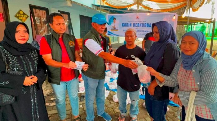 Penyerahan daging qurban dari KADIN Indonesia melalui KADIN Gorontalo kepada warga sekitar kawasan Taman Kota, Kota Gorontalo. Penyaluran bantuan itu diwakili Wakil Ketua Umum (WKU) KADIN Gorontalo, Sulyanto Pateda, didampingi jajaran pengurus lainnya. Foto: Akbar/KADIN