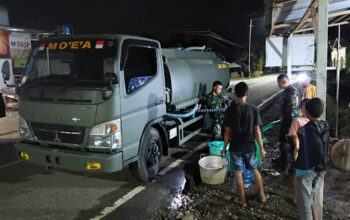 Korban Banjir Biau Terima Bantuan Air Bersih dari Batalyon 824 Mo’E’A Sumalata