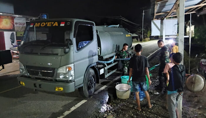 Korban Banjir Biau Terima Bantuan Air Bersih dari Batalyon 824 Mo’E’A Sumalata