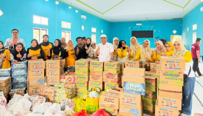 Dipimpin Langsung Ketua PGRI, Para Guru Gotong Royong Bantu Warga Terdampak Banjir
