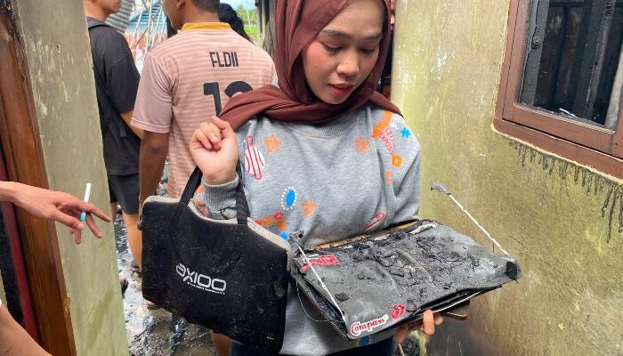 Sedang Urus Wisuda, Mahasiswi UNG Kehilangan Skripsi Akibat Kebakaran Kos