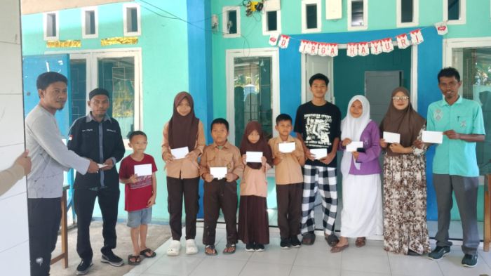 Bantuan Beasiswa Pendidikan. Foto: Humas Biomasa Group