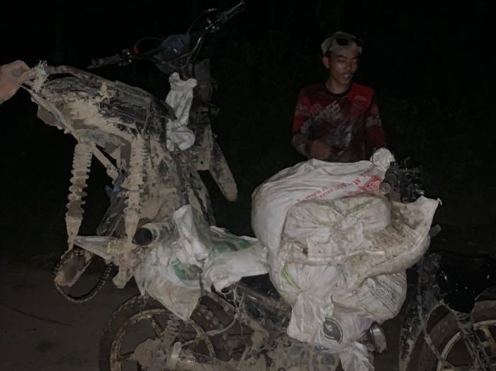 warga Tomini, Ojek Tambang. Foto: Ist