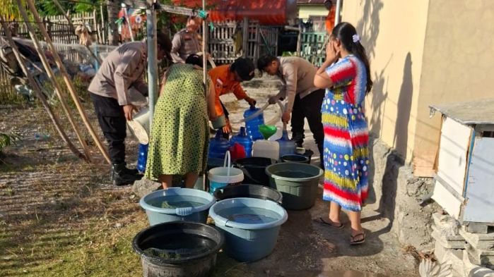 Penyaluran Air Bersih. (Foto: BPBD Provinsi Gorontalo )