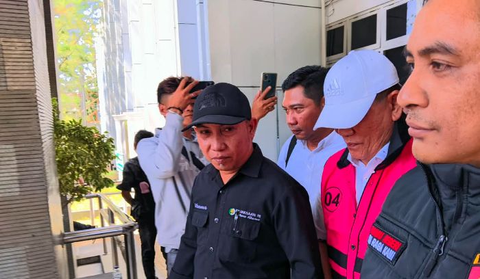Terduga Pelaku Korupsi Hibah Koni, FM (Tenga, topi putih). Foto: Juna