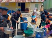Brimob Salurkan 5.000 Liter Air Bersih untuk Warga Desa Isimu Raya