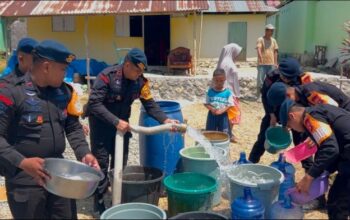 Brimob Salurkan 5.000 Liter Air Bersih untuk Warga Desa Isimu Raya