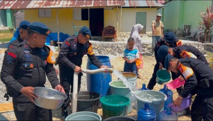 Brimob Salurkan 5.000 Liter Air Bersih untuk Warga Desa Isimu Raya