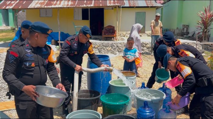 Personel Batalyon A Pelopor Satuan Brimob Polda Gorontalo saat menyalurkan Air Bersih untuk warga. (Foto: Humas Polres Gorontalo Kota)