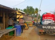 Penyaluran Air Bersih oleh Polsek Popayato Barat. (Foto: Istimewa)