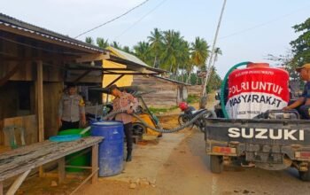 Penyaluran Air Bersih oleh Polsek Popayato Barat. (Foto: Istimewa)