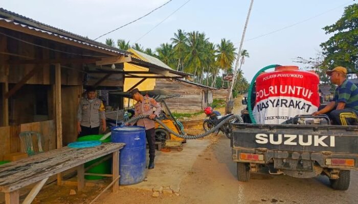 Kemarau Panjang, Polsek Popayato Barat Distribusikan 1.200 Liter Air untuk Warga