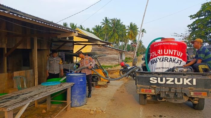Penyaluran Air Bersih oleh Polsek Popayato Barat. (Foto: Istimewa)
