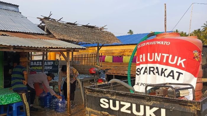 Penyaluran air bersih oleh polsek popayato barat. Foto: Istimewa