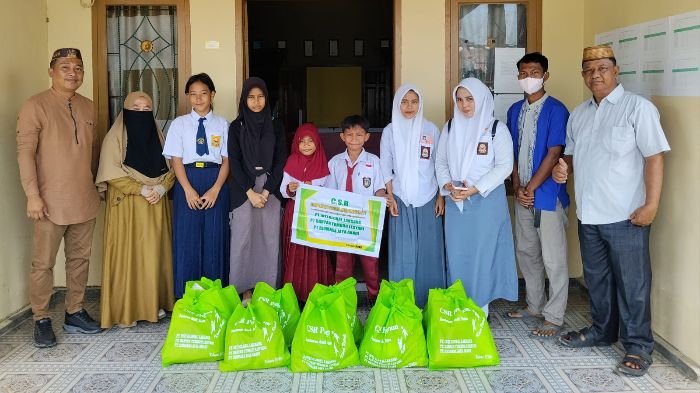 Pembagian bantuan kepada anak yatim oleh PT Biomasa Group. (Foto: Istimewa)