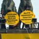 Aktivis Greenpeace diatas patung tugu bundaran HI. (Foto: Tangkapan layar Instagram @Greenpeaceindonesia)